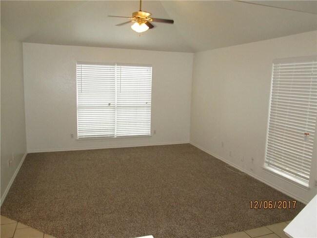 Photo - 905 Fairbanks Cir
