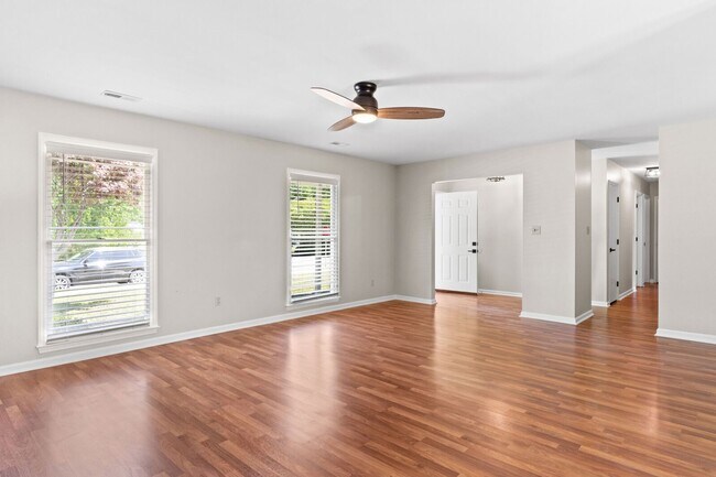 Photo - 401 Wyndham Dr