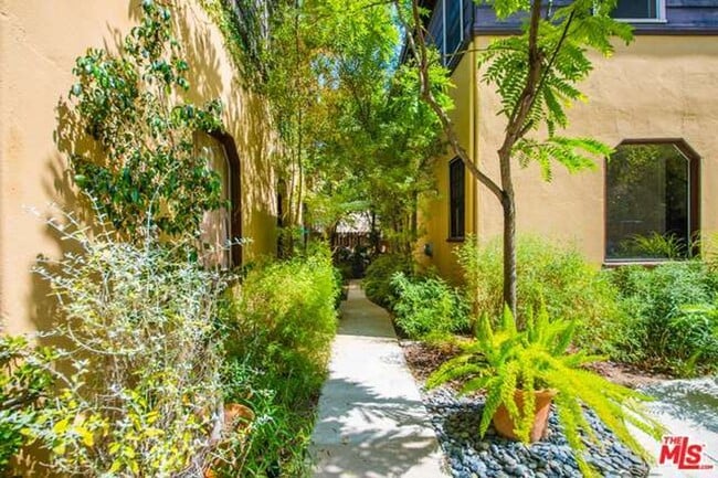 Green walkway shared with 4 unit on bungalow style - 155 South Westmoreland Avenue