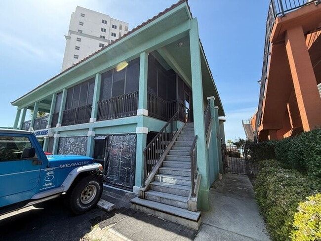 Photo - Pensacola Beach - 3 bedroom, 4 bathroom - 2nd and 3rd floor balconies with water view