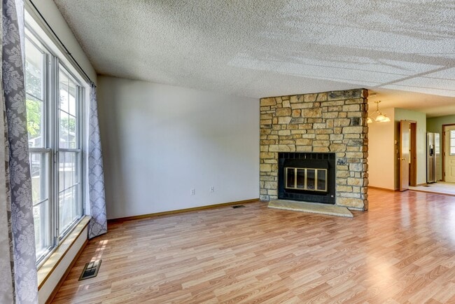 Photo - Beautiful 2 bed 2 bath townhome with carport in desirable Hearthwood Neighborhood With Pool!!