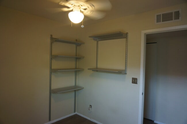 Dormitorio 1 - 3304 S Parkside Dr