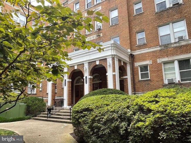 Building Photo - 1820 Clydesdale Pl NW Unit 312 Rental