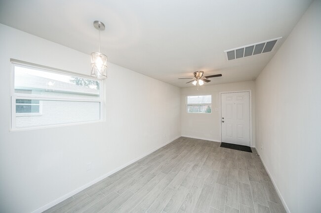 Photo - 5042 Mallow St