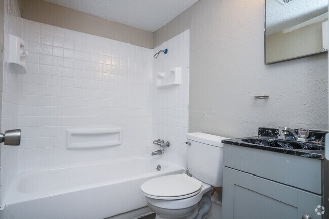 3BR, 1BA - 816SF - Primary Bathroom - Briarcliff South