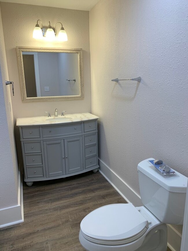 Building Photo - 2 Bed/2 Bath- Newly Renovated!!