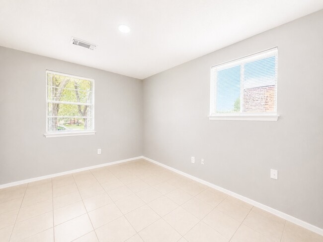 Photo - 723 Onaleigh Dr