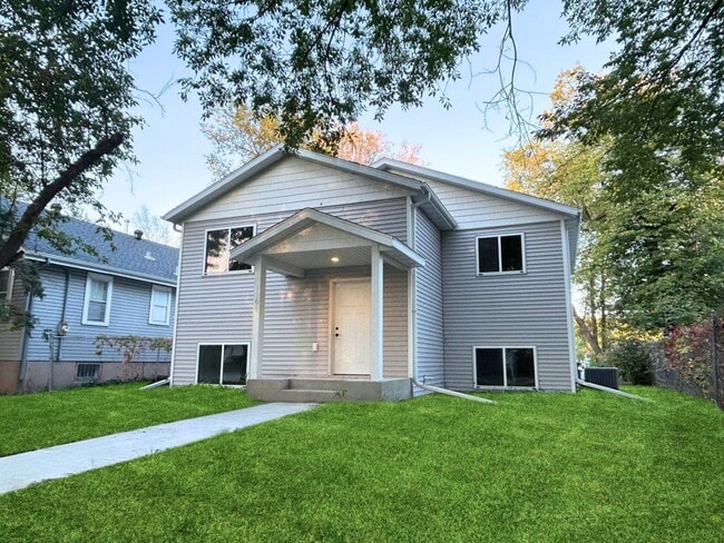 Building Photo - *RENT SPECIAL* Spacious 4 Bed, 2 Bath Sing...