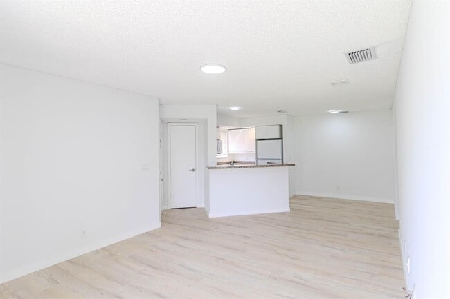 Building Photo - 3350 Pinewalk Dr N Unit 3350 Pinewalk Dr N