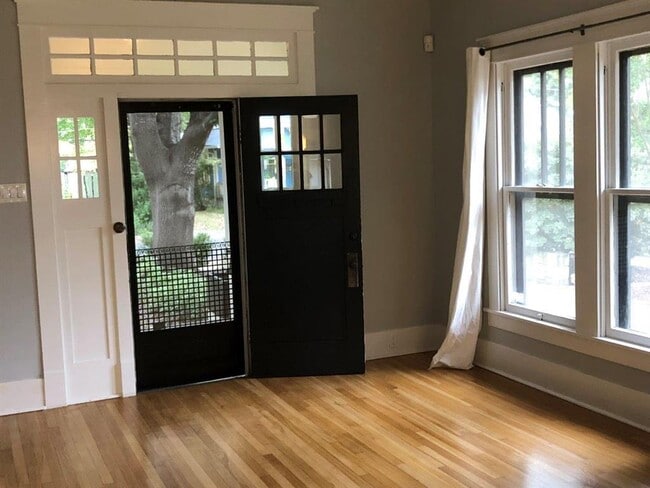 Photo - 2107 Newton St