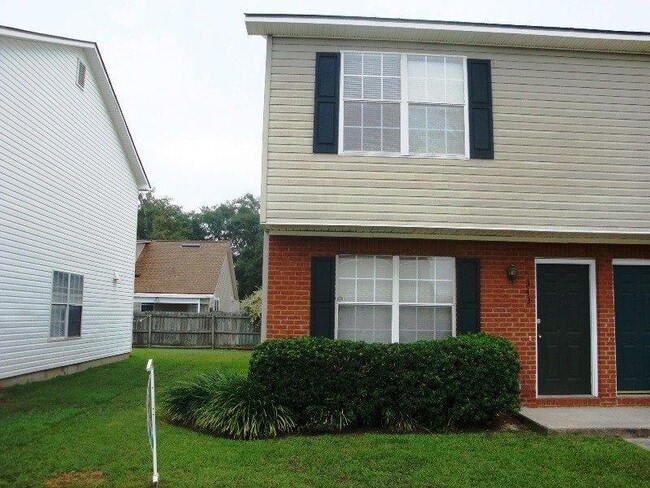 Building Photo - CUTE 2BR/2.5BA town house close to everything!