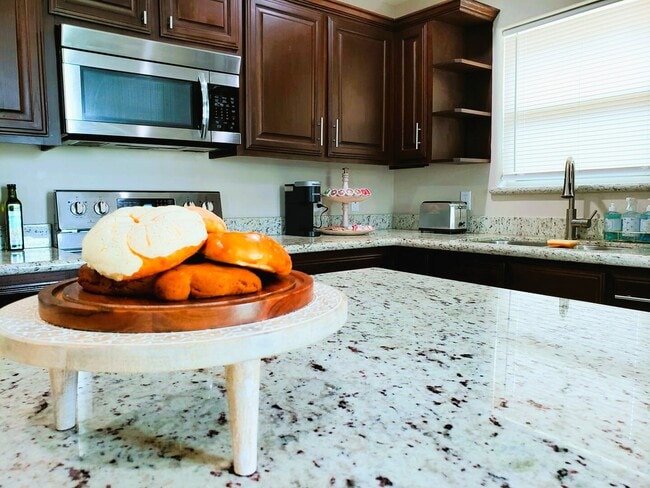 Kitchen Granite - 623 Cathedral Hill Apartments Unit 1