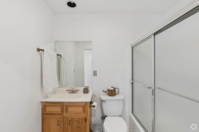 2BR, 2BA - 1,145SF - Bathroom