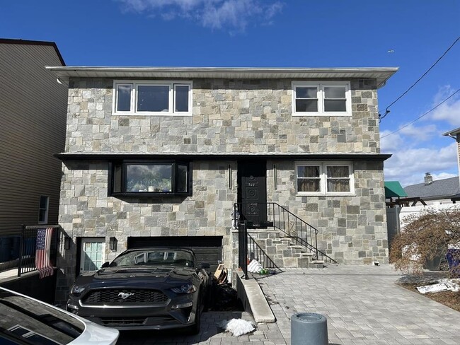 Building Photo - 707 Cedar St Unit #2