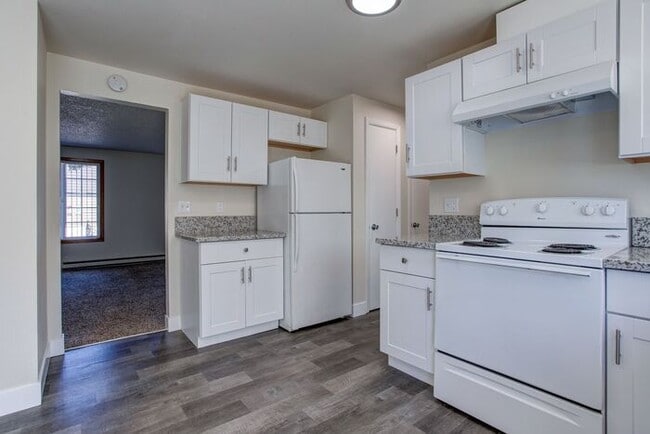 Building Photo - 3 bedroom 2 bath townhouse downtown Hillsboro!