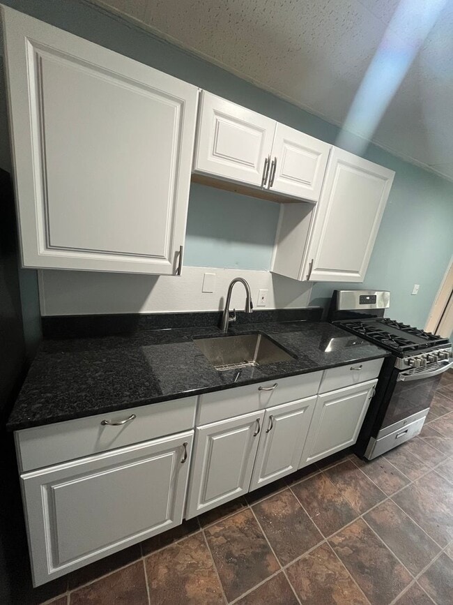 Building Photo - Beautiful 1-bedroom first-floor apartment located on peaceful Pittsfield Street Unit #3