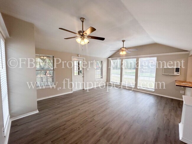 Photo - 105 E Margurite Ln