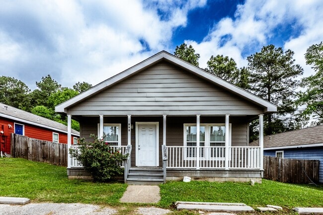 Building Photo - 110 Varsity Dr