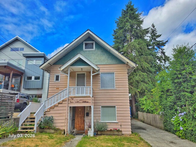 Building Photo - 2 Bed 1 Bath Upperr unit apartment in a Duplex