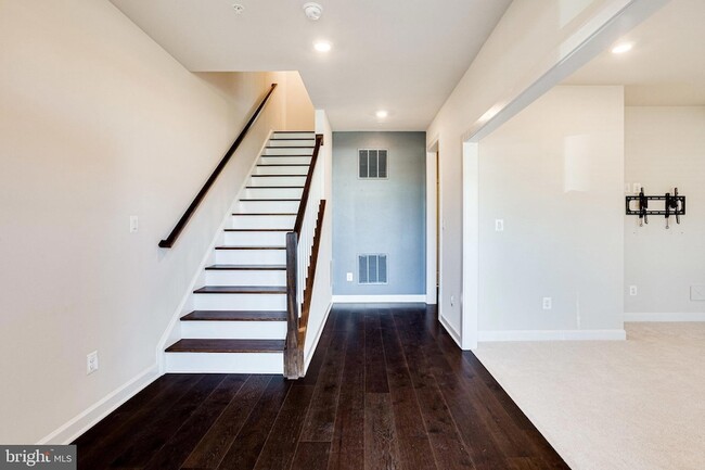 Photo - 43469 Grandmoore St