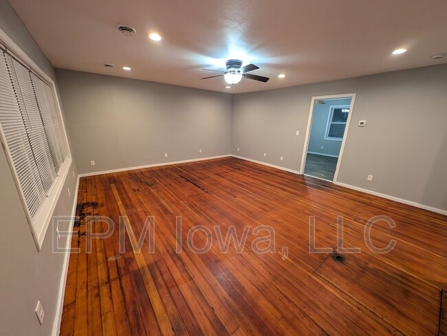 Photo - 810 3rd St SE