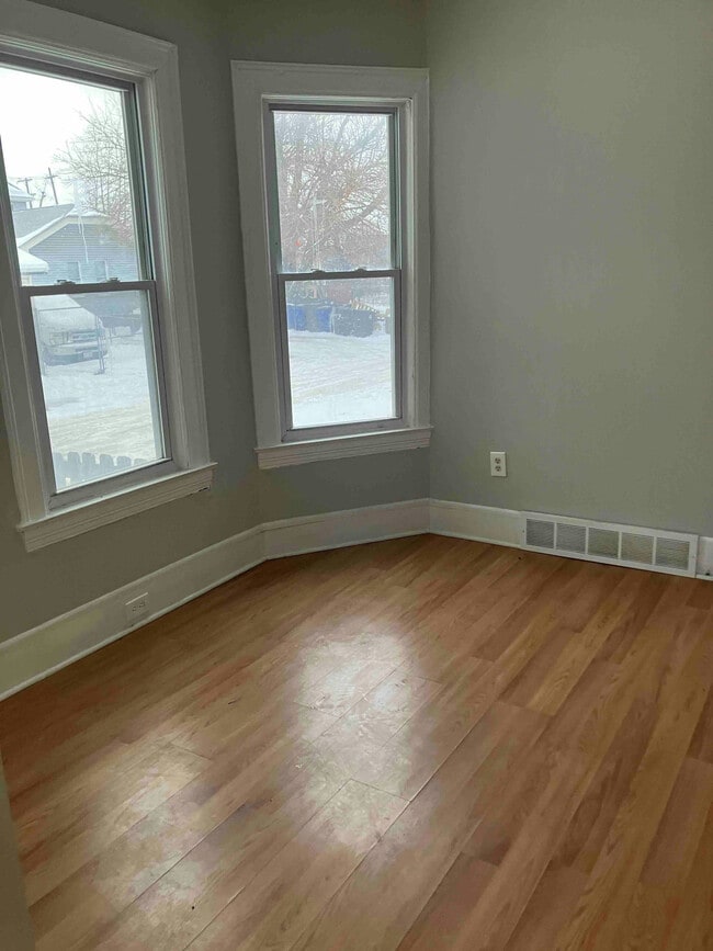 Photo - 1011 E 72nd St