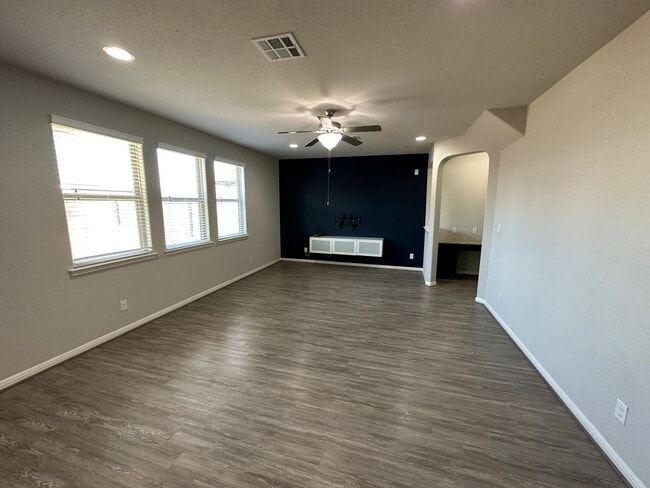 Building Photo - GORGEOUS 4BR 2.5 BATH WITH LOTS OF NEIGHBO... Rental