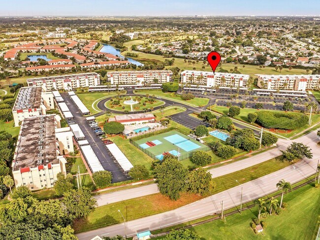 Photo - 23249 Barwood Ln N Unidad 205