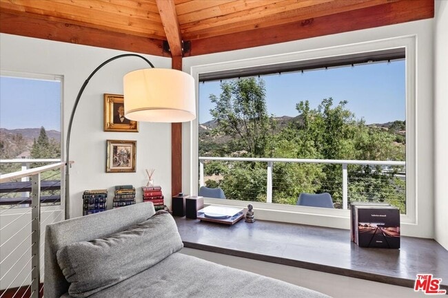 Photo - 1746 Deerhill Trail