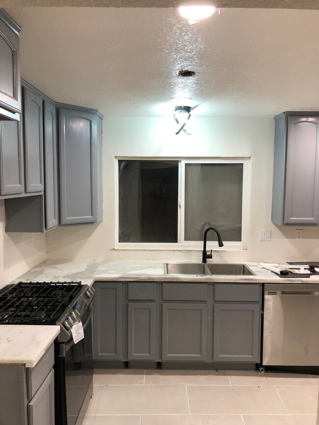 Photo - 948 Goldenleaf Way