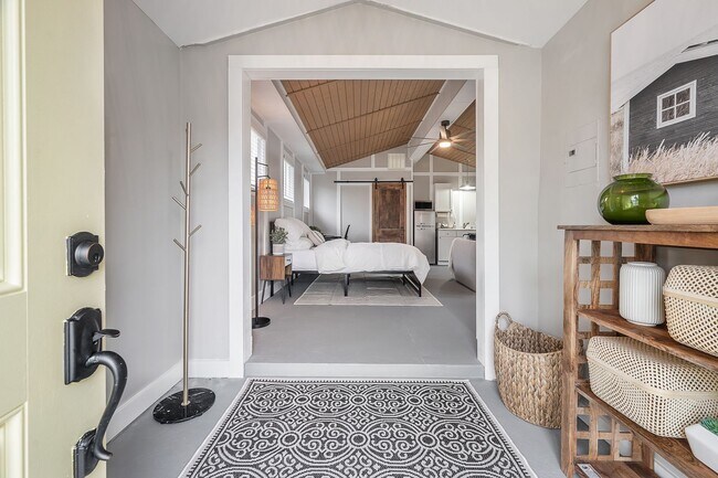 Tiny home high ceilings, pet friendly, fen... - House Rental in Tampa ...