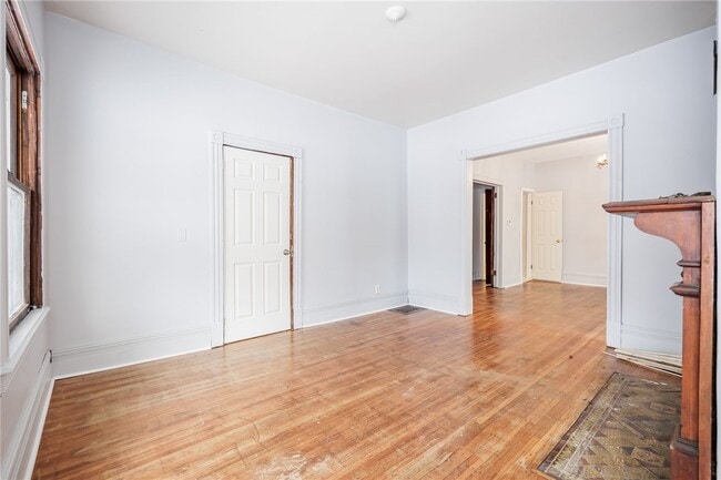 Photo - 500 Oxford St