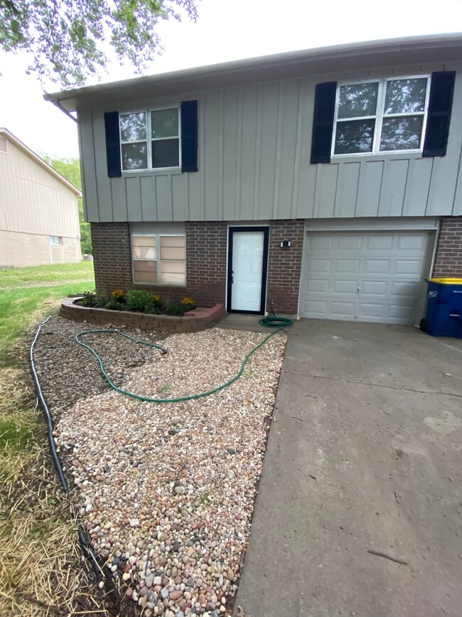 Photo - 1615 NE White Dr