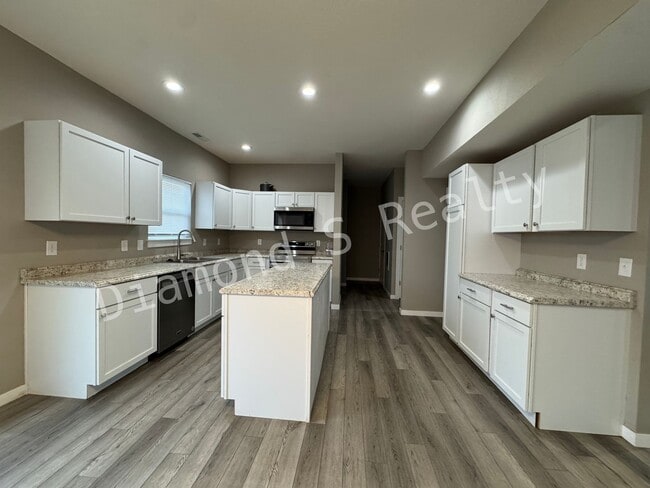 Photo - Gorgeous 4 Bedroom Home in Ozark Available!