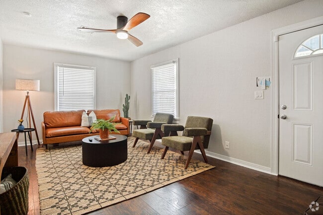 Building Photo - 912 W Comanche St Rental