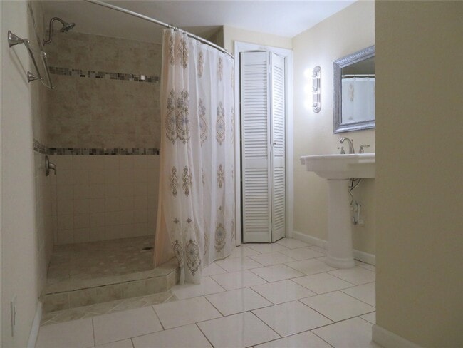 Photo - 1006 Avenue L