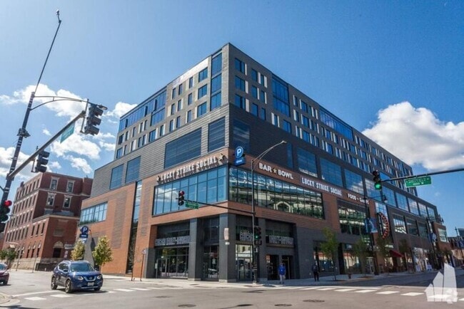 Building Photo - 2 bedroom in Chicago IL 60613 Unit 822 Rental