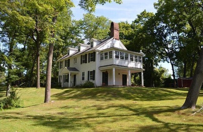 Photo - Large Updated 5 Bed / 3.5 Bath Home - Larg...