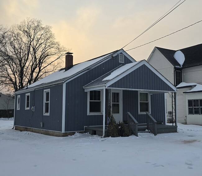 Building Photo - 904 Front Ave