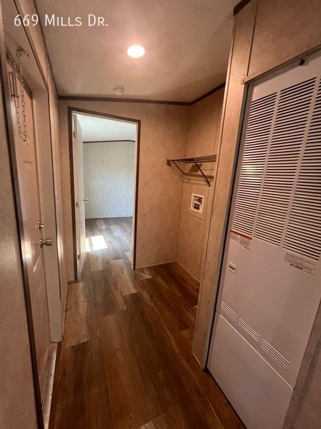 Photo - 669 W Mills Dr