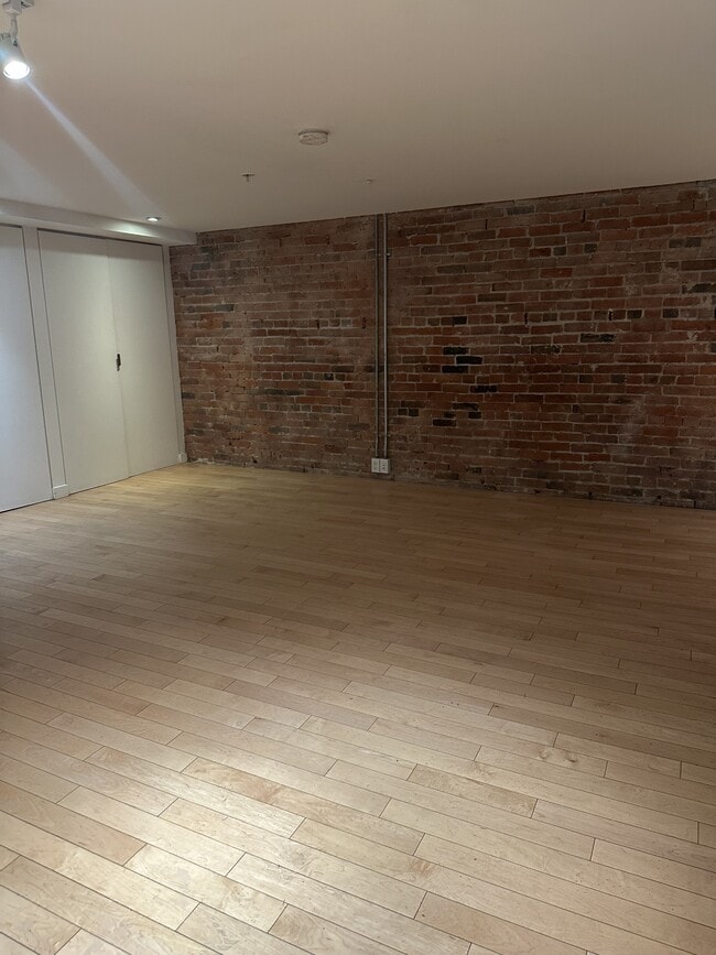 Photo - 53-153 W Hastings St