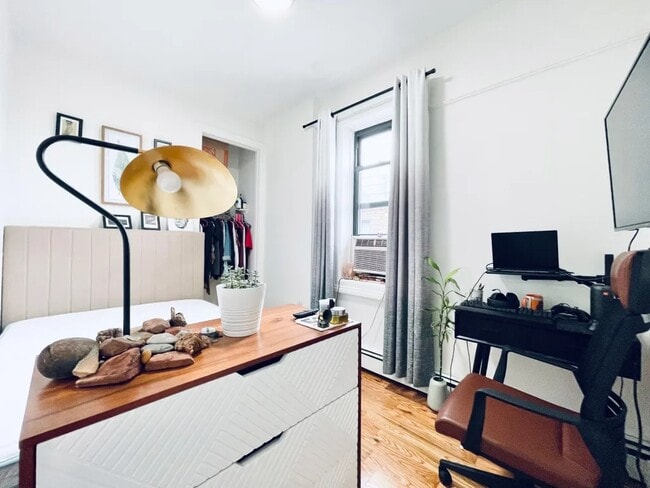 Building Photo - Furnished room/NOT APARTMENT