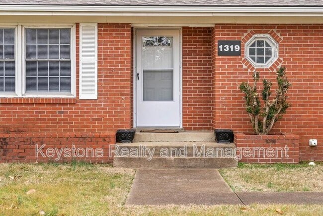 Photo - 1319 Fort Campbell Blvd