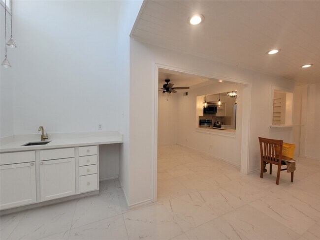 Photo - 1808 Saxony Ln