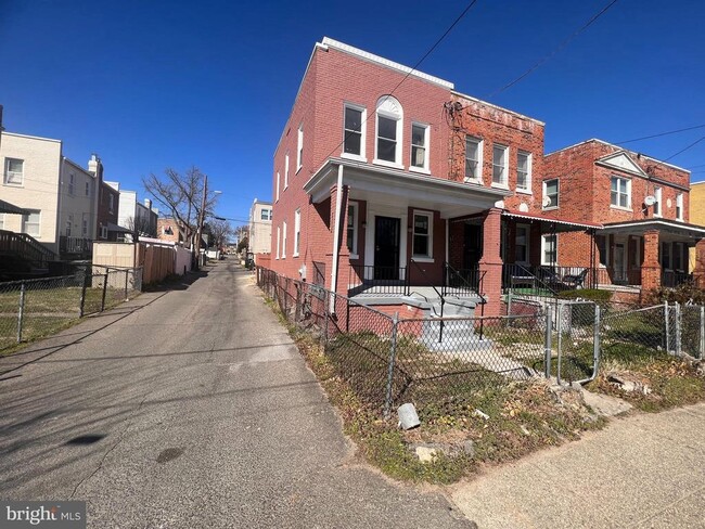 Building Photo - 619 Sheridan St NW Rental