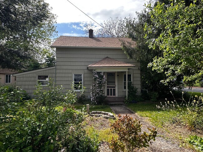 Building Photo - 3 Bedroom 2 Bath Single Family house with ...
