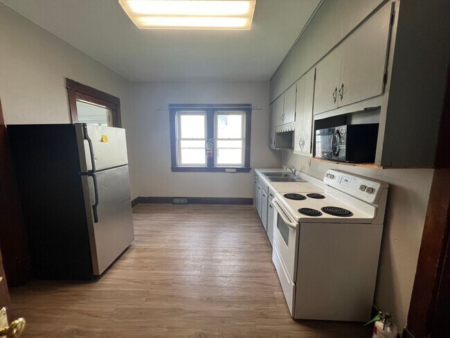 Photo - 2409 Iowa St