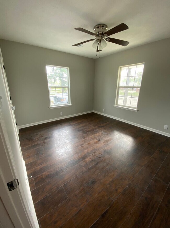 Photo - 2915 Enterprise Blvd