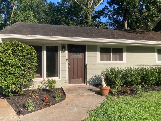 Building Photo - 1103 Palafox Dr NE