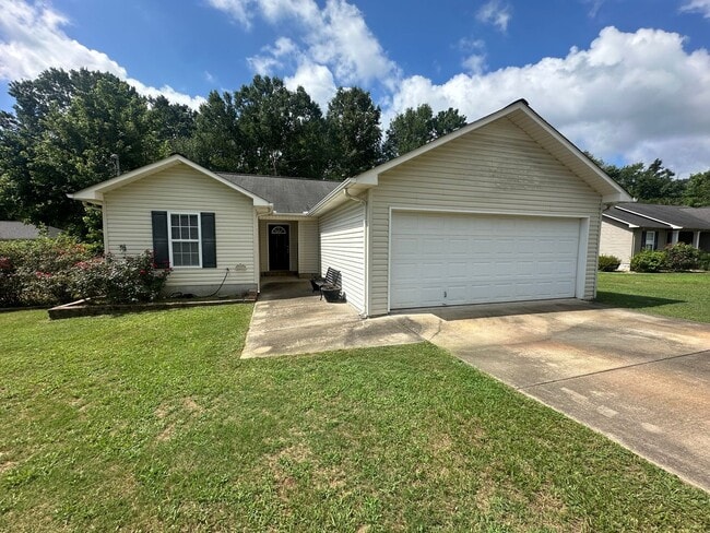 Building Photo - Lawn-care & Pest Control Included